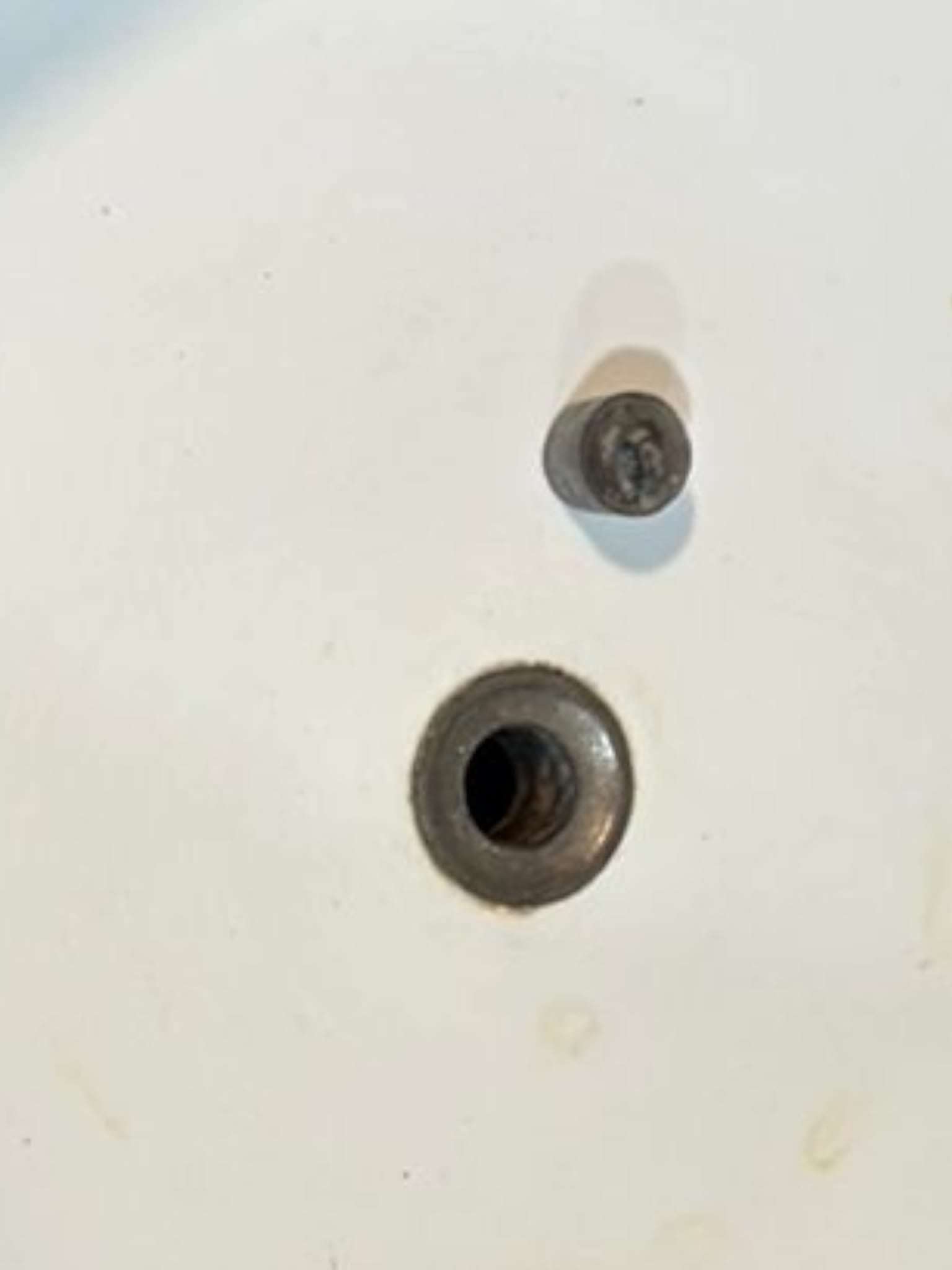 Detalle del desagüe del lavabo de loza Pickman Sevilla antiguo, muestra el orificio central y tornillo, ideal para restauraciones auténticas.