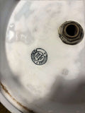 Sello original Pickman Sevilla en la base del lavabo de loza antiguo, certificando su autenticidad como pieza única de cerámica decorativa.