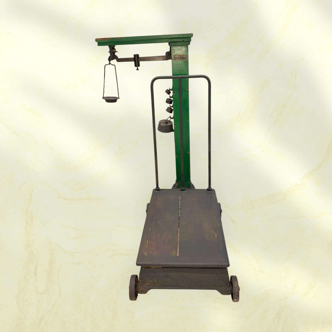 Báscula antigua mecánica de plataforma industrial clásica con estructura verde y base de madera oscura. Ideal para decoración vintage en espacios rústicos.