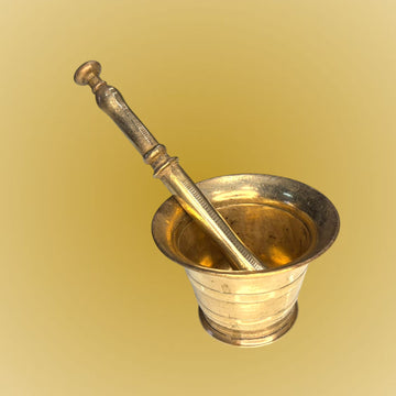 Mortero de bronce antiguo con maja | historia y carácter único