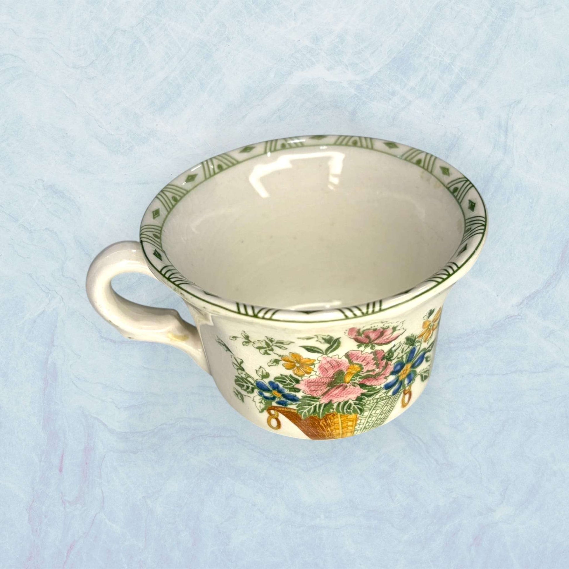 Taza de loza del Resto de Cartuja antiguo con diseño floral y borde decorado, parte del set con bandeja original para decoración vintage.