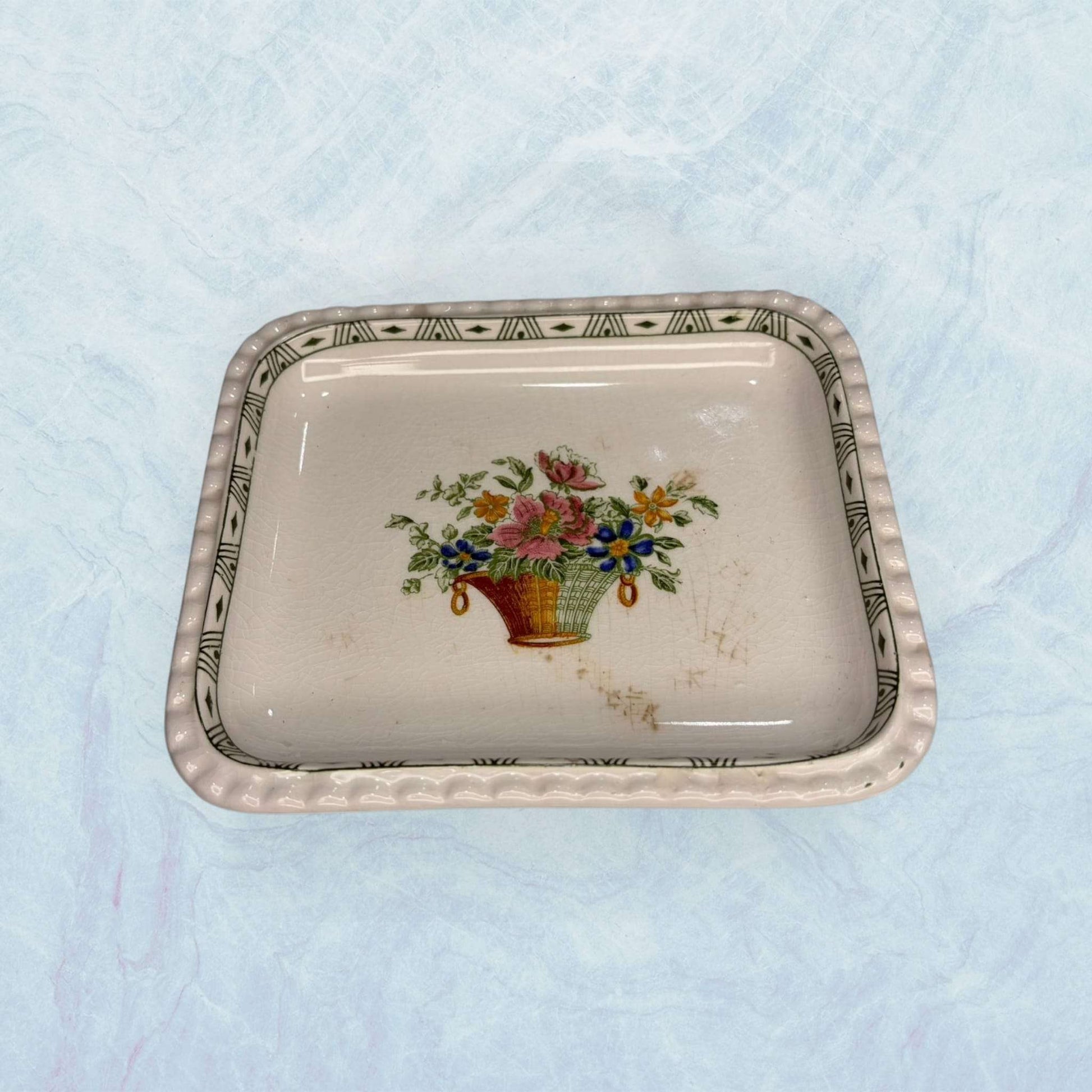 Bandeja original de loza Cartuja antigua con diseño floral en el centro y borde decorado. Pieza de colección ideal para decoración vintage.