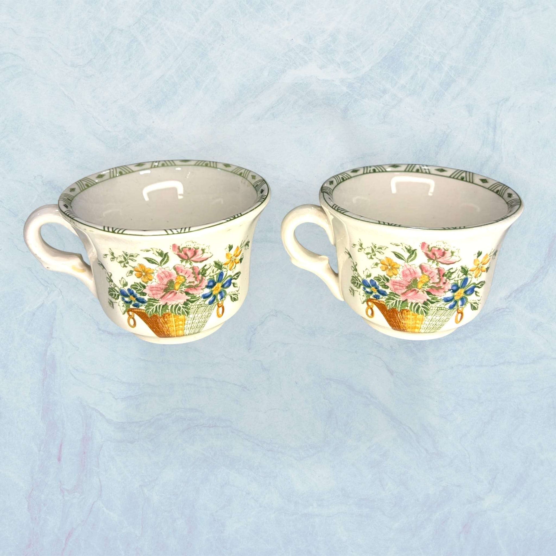 Tazas de loza del resto de Cartuja antiguo con diseño floral y sello original, ideales para decoración vintage en hogar o colección exclusiva.