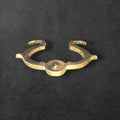 Tirador de metal antiguo original para muebles único con diseño curvo y acabado envejecido sobre fondo oscuro. Ideal para decoración vintage.