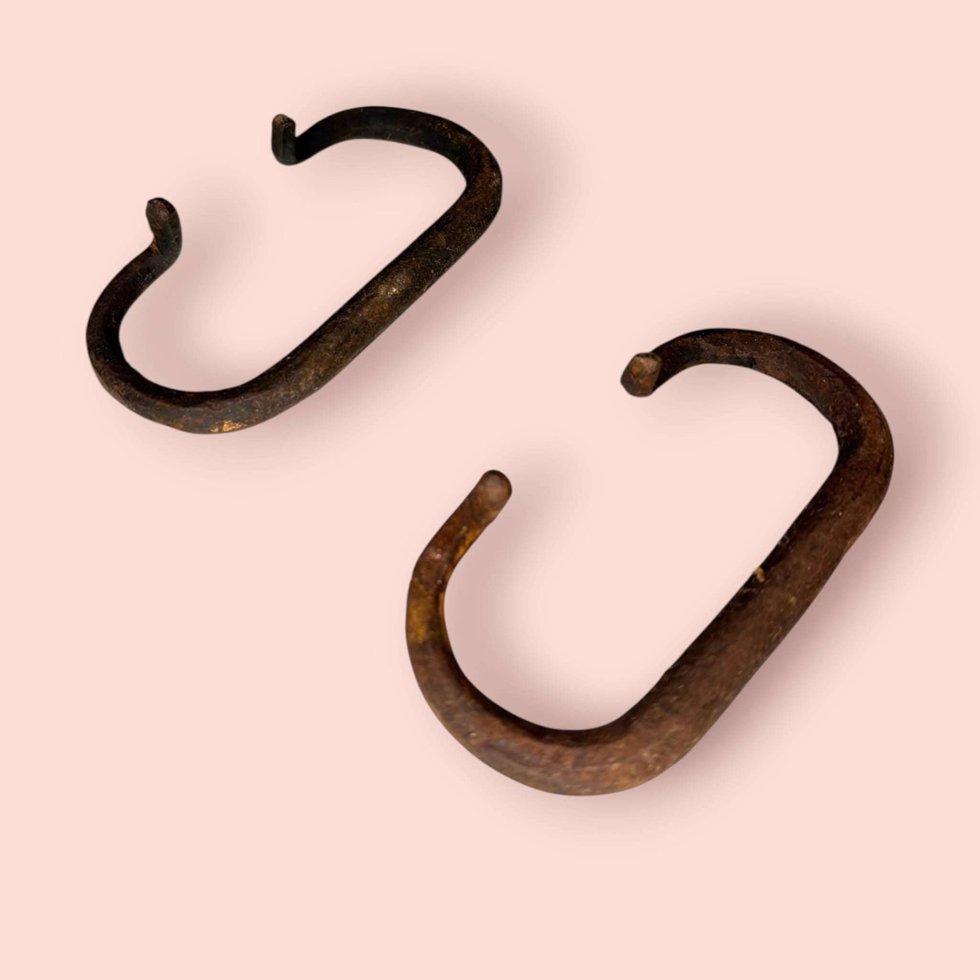 Pareja de asas plegables de baúl antiguas de hierro únicas con acabado envejecido. Tiradores ideales para restauración de muebles vintage.