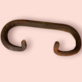 Pareja de asas plegables de baúl antiguas de hierro únicas con acabado oxidado, ideales para restauración vintage y decoración rústica.