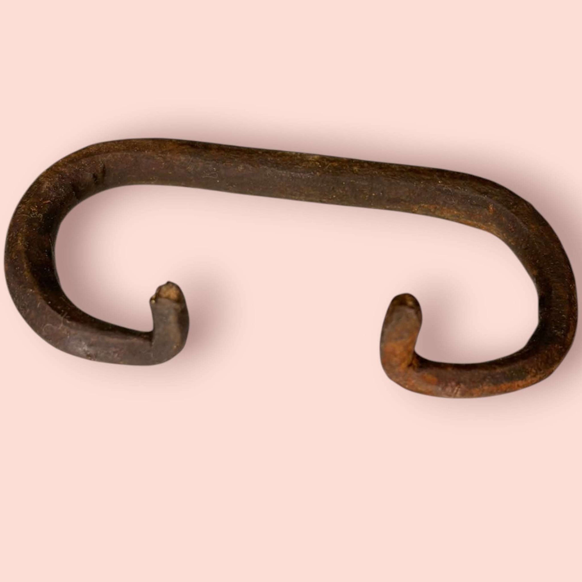 Pareja de asas plegables de baúl antiguas de hierro únicas con acabado oxidado, ideales para restauración vintage y decoración rústica.