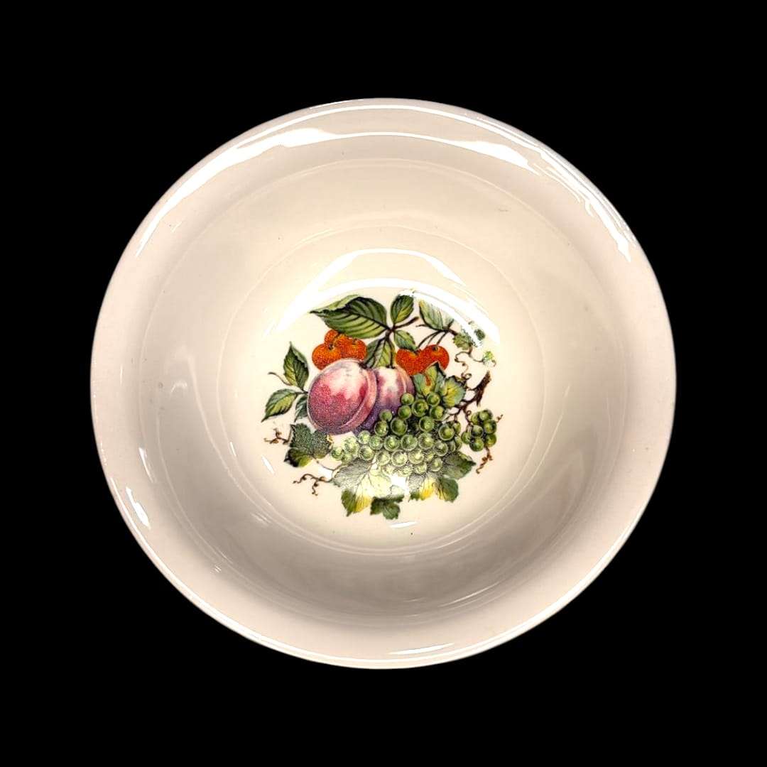Cuenco Pontesa de porcelana española vintage con diseño de frutas en el centro. Ideal para decoración de mesa o colección retro.