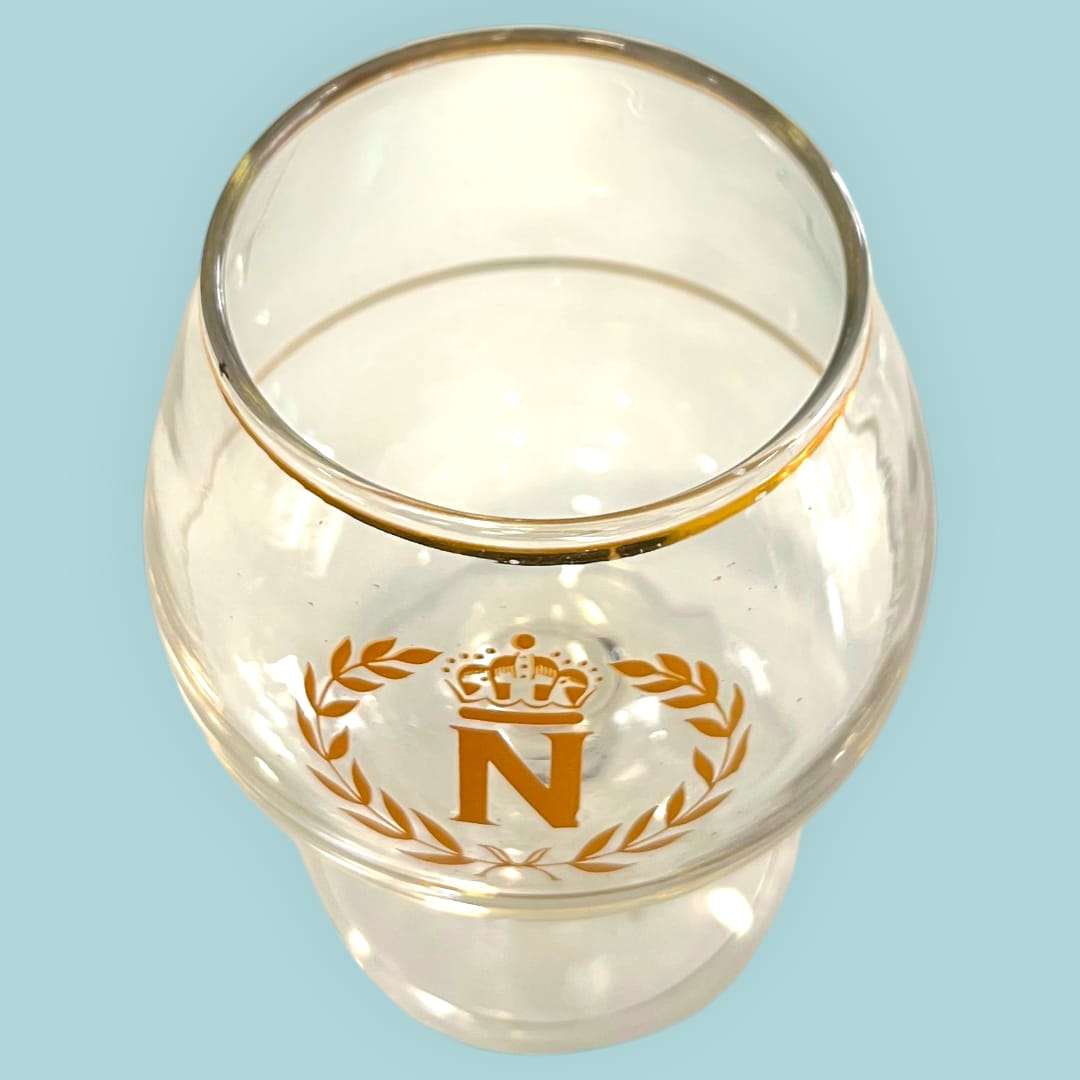 Copa Napoleón de cristal transparente con borde y emblema dorado, ideal para decoración elegante en el hogar o colección vintage exclusiva.