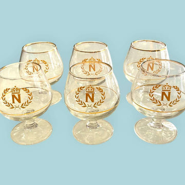 Lote de copas Napoleón de cristal con decoración dorada y emblema imperial en forma de corona y laurel. Ideal para decoración vintage y coleccionistas.