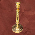 Candelabro de metal dorado clásico con base redonda y diseño elegante, ideal para iluminación tradicional en decoración de hogar o capilla.