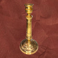Candelabro de metal dorado clásico con detalles ornamentales, pieza decorativa para iluminación tradicional en espacios elegantes del hogar.