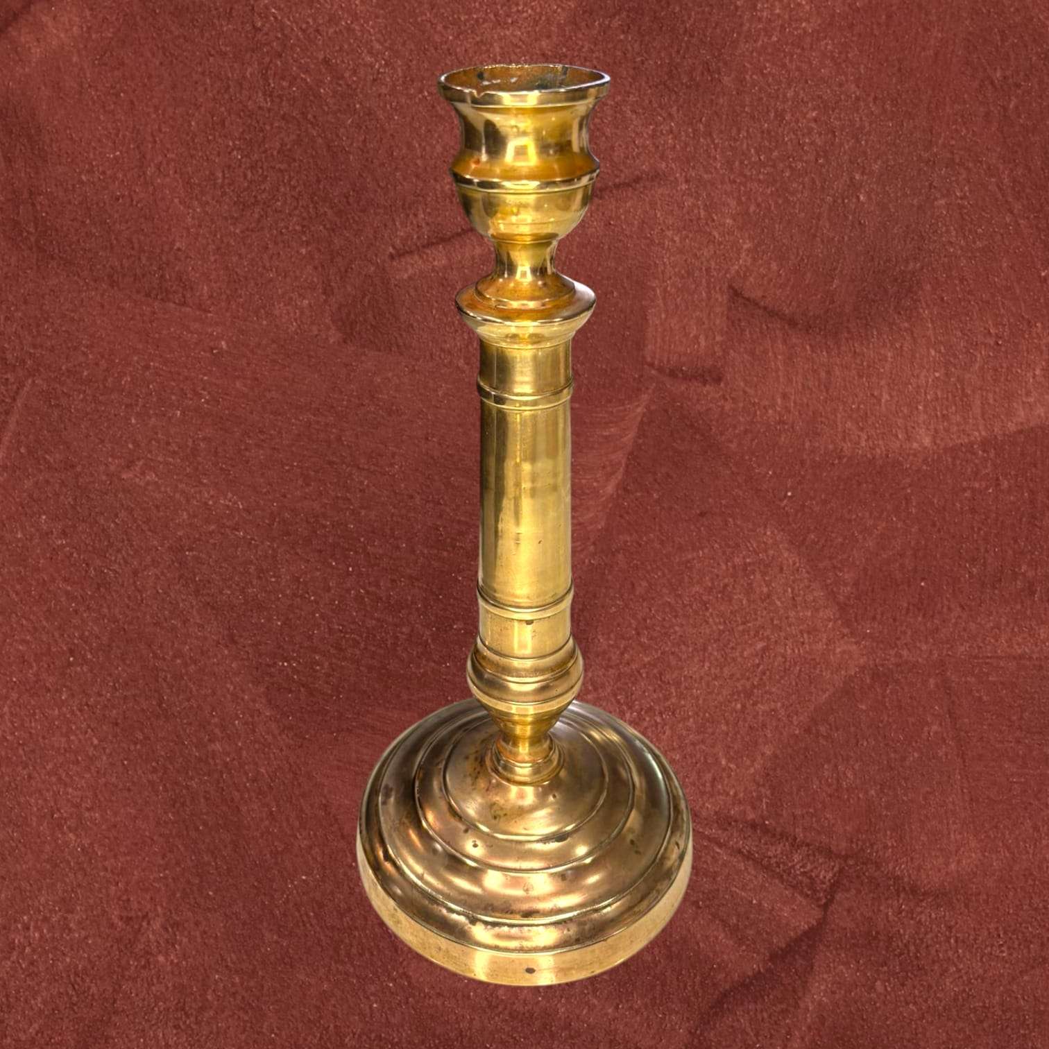 Candelabro de metal dorado clásico con detalles ornamentales, pieza decorativa para iluminación tradicional en espacios elegantes del hogar.