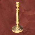 Candelabro de metal dorado clásico para iluminación tradicional, con acabado brillante y estructura vertical, perfecto para ambientes vintage.