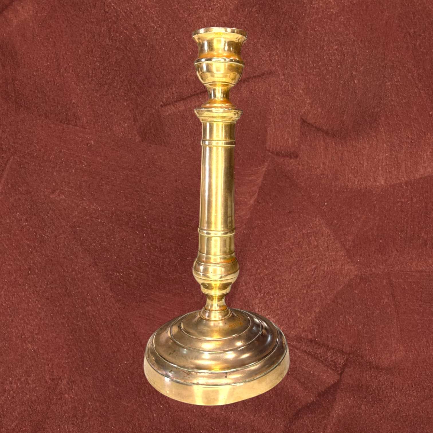 Candelabro de metal dorado clásico para iluminación tradicional, con acabado brillante y estructura vertical, perfecto para ambientes vintage.