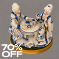 Figura de porcelana continental vintage azul y blanco con pareja rococó en mesa de té, promoción de 70% de descuento en decoración para el hogar.
