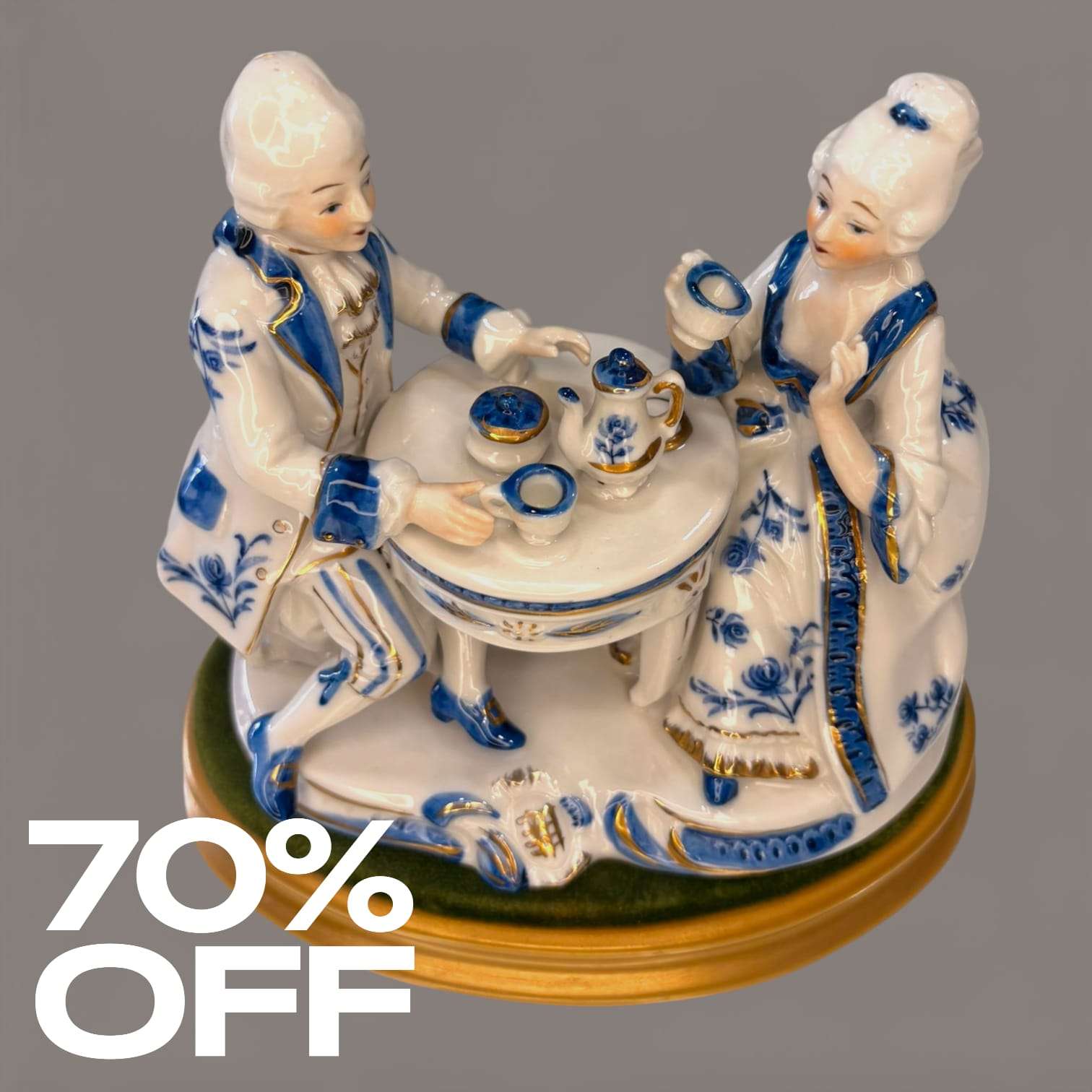 Figura de porcelana continental vintage azul y blanco con pareja rococó en mesa de té, promoción de 70% de descuento en decoración para el hogar.