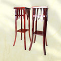 Maceteros de pie de madera clásicos en pareja únicos con diseño artesanal y acabado brillante, ideales para decorar salones elegantes.
