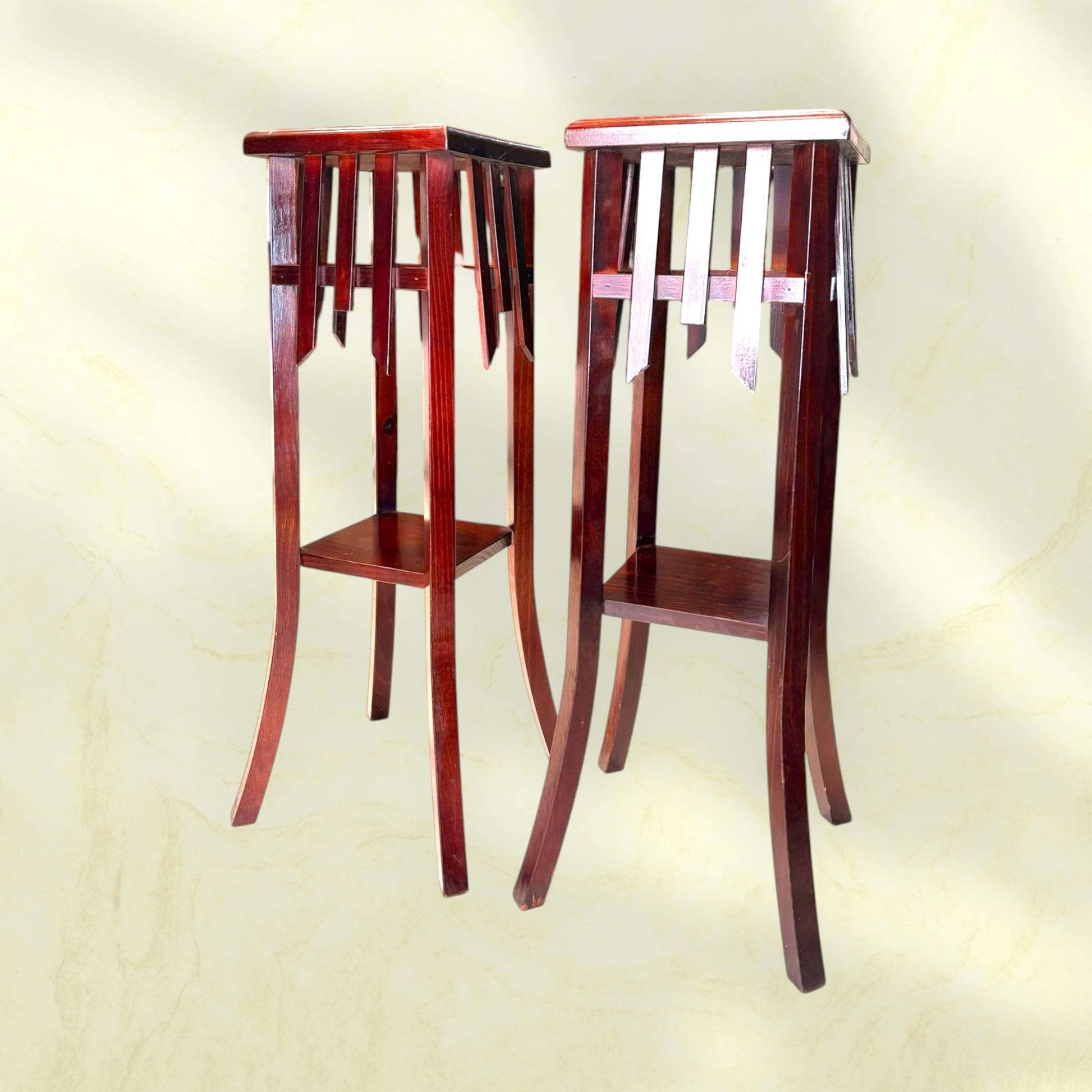 Maceteros de pie de madera clásicos en pareja únicos con diseño artesanal y acabado brillante, ideales para decorar salones elegantes.