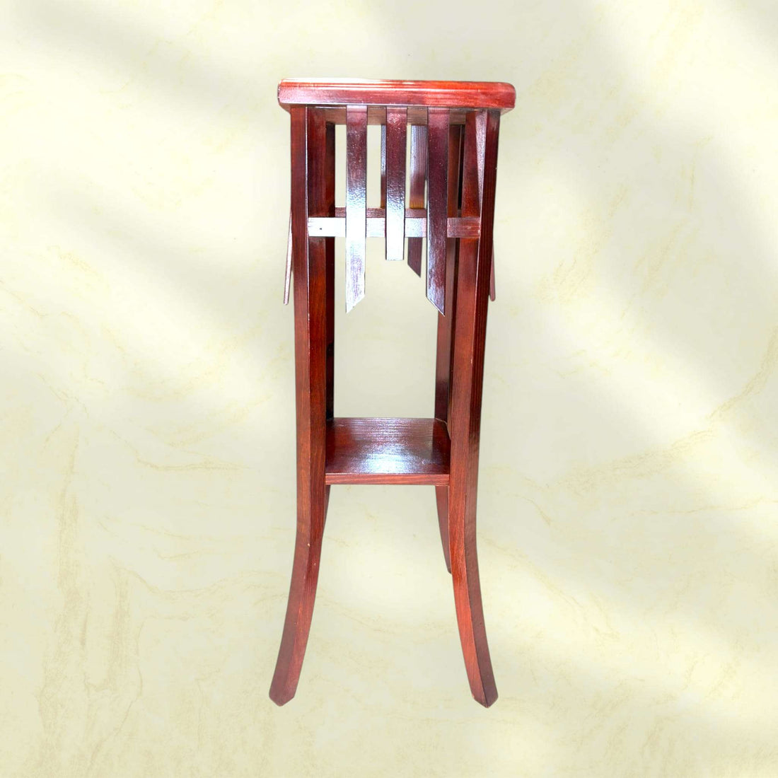 Maceteros de pie de madera clásicos en pareja únicos con diseño artesanal y acabado brillante, ideales para decorar salones elegantes.