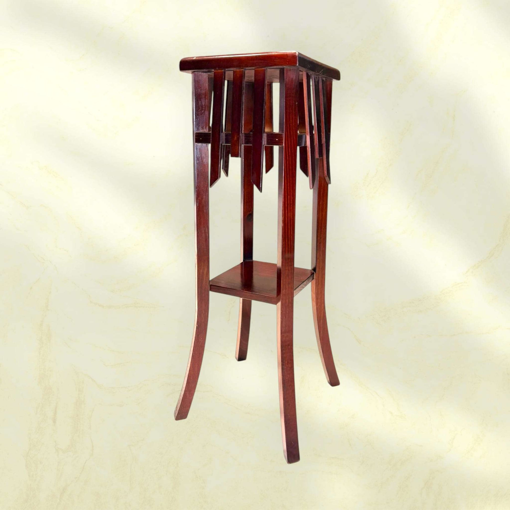 Macetero alto de madera con estructura robusta y diseño clásico, ideal para decoración de interiores en espacios únicos y sofisticados.