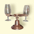 Soporte para copas de cobre antiguo único y decorativo con dos copas de cristal, ideal para decoración vintage en el hogar o bar.