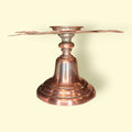 Soporte decorativo de cobre antiguo con diseño elegante y acabado pulido, ideal para exhibición de copas en espacios clásicos o temáticos.