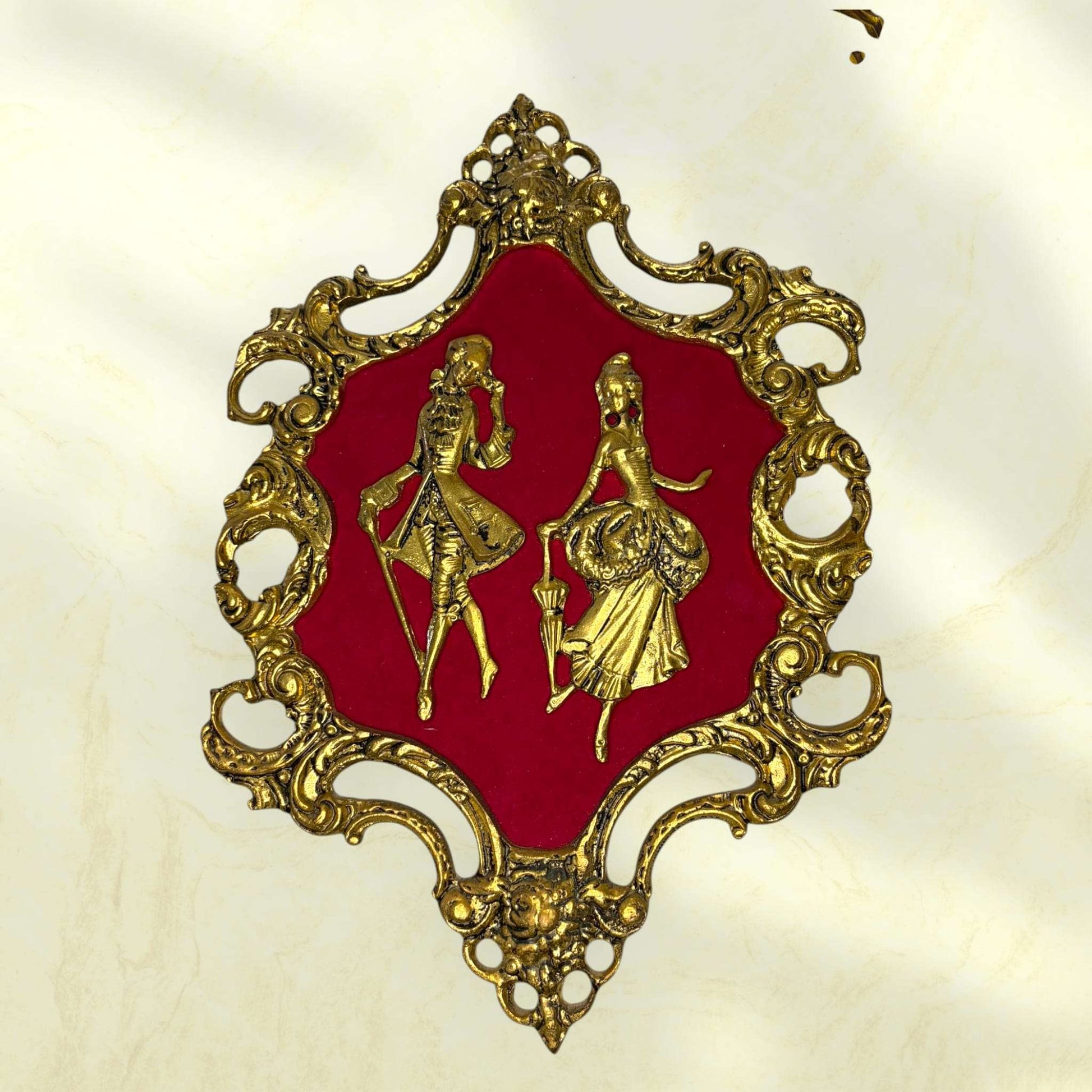 Metopa de bronce dama y caballero victoriano rococó con diseño ornamental y fondo rojo, decoración vintage para hogar o galería.