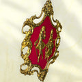 Metopa decorativa de bronce con figuras victorianas en relieve, marco barroco dorado y fondo rojo, perfecta para coleccionistas de arte clásico.