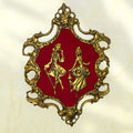 Metopa de bronce dama y caballero victoriano rococó con marco calado dorado y fondo rojo, ideal para decoración clásica de interiores.