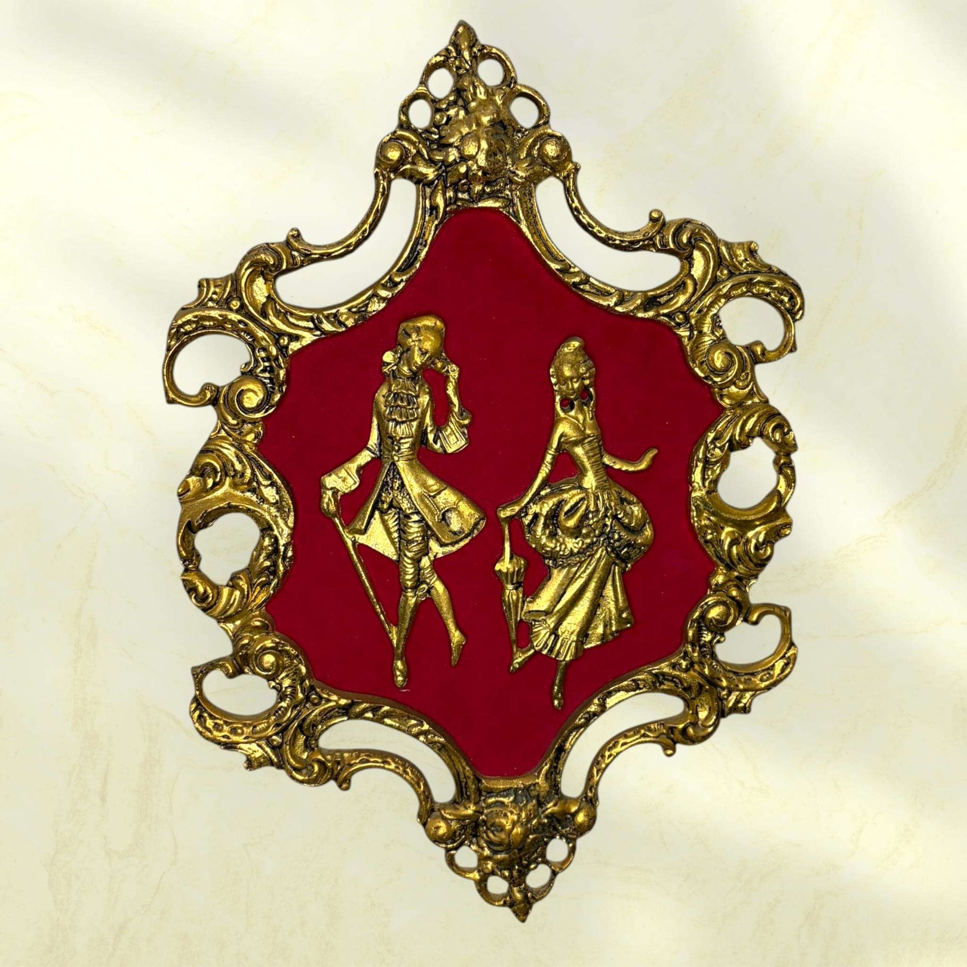 Metopa de bronce dama y caballero victoriano rococó con marco calado dorado y fondo rojo, ideal para decoración clásica de interiores.