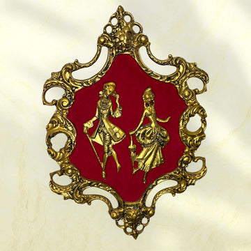 Metopa de bronce dama y caballero victoriano rococó con marco calado dorado y fondo rojo, ideal para decoración clásica de interiores.