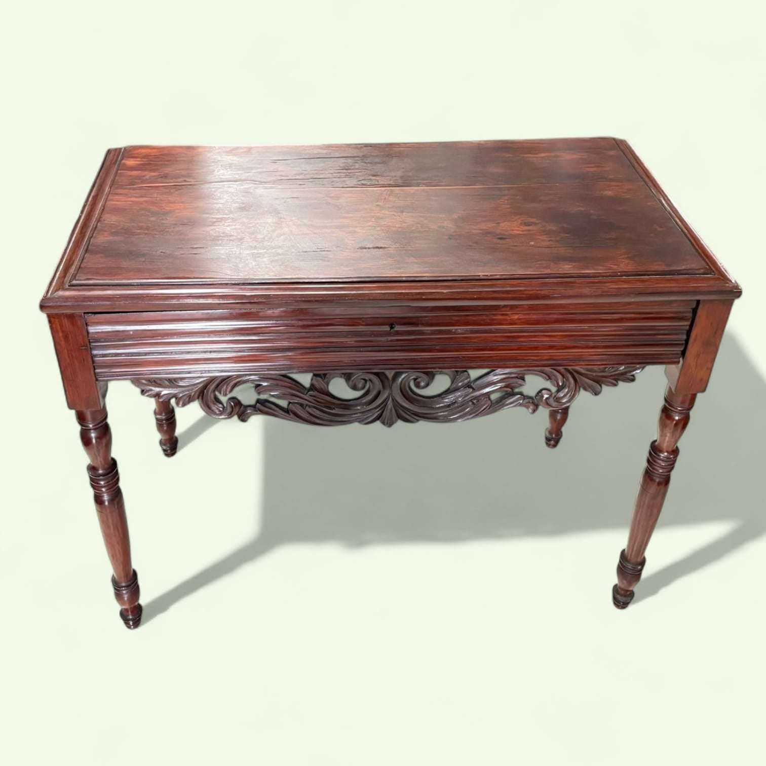 Mesa consola de caoba tallada antigua con cajón única, con superficie amplia y talla decorativa en madera, perfecta para entradas o salones.
