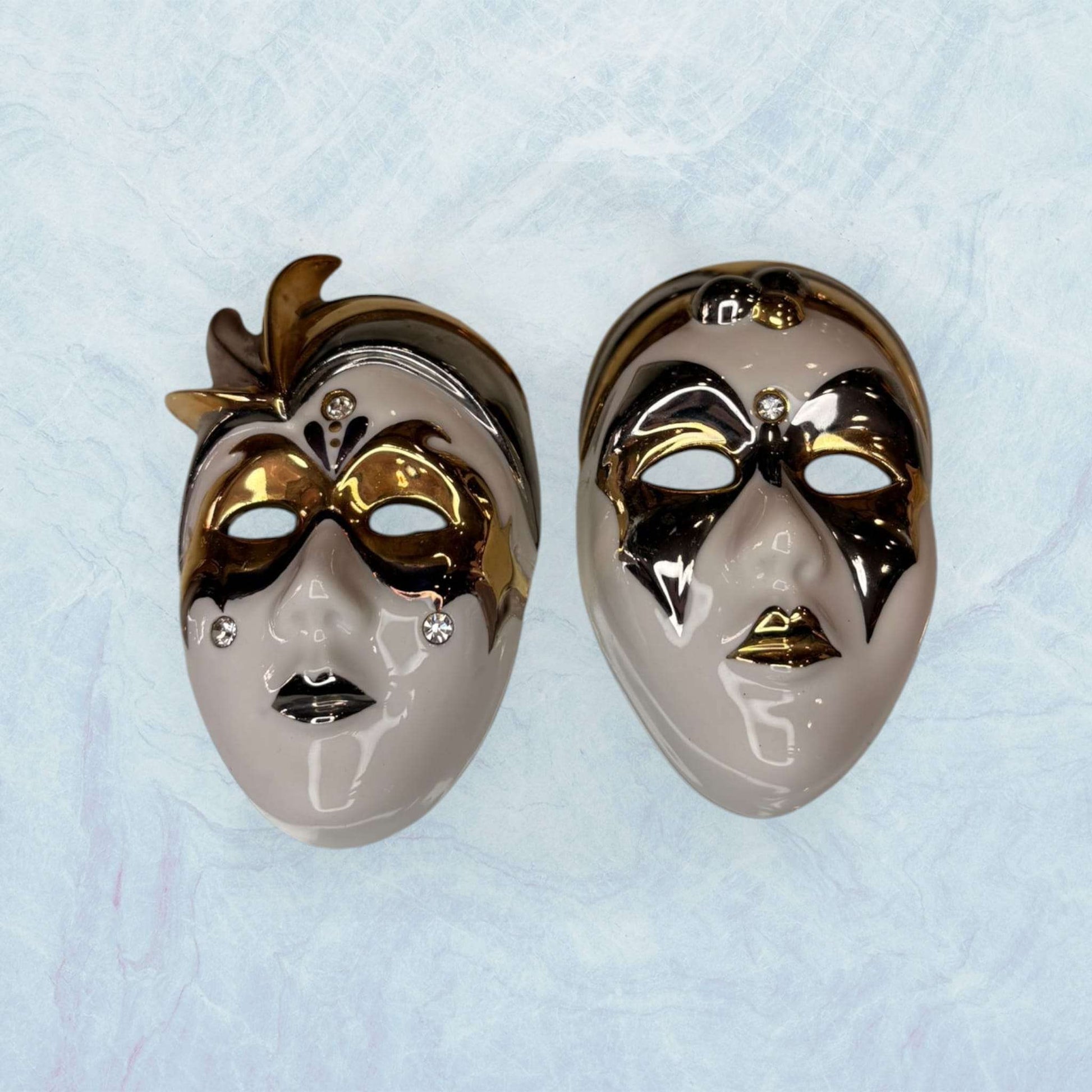 Máscaras de porcelana venecianas Galos y Ocer únicas con acabado brillante y detalles dorados, decoración elegante para espacios interiores.