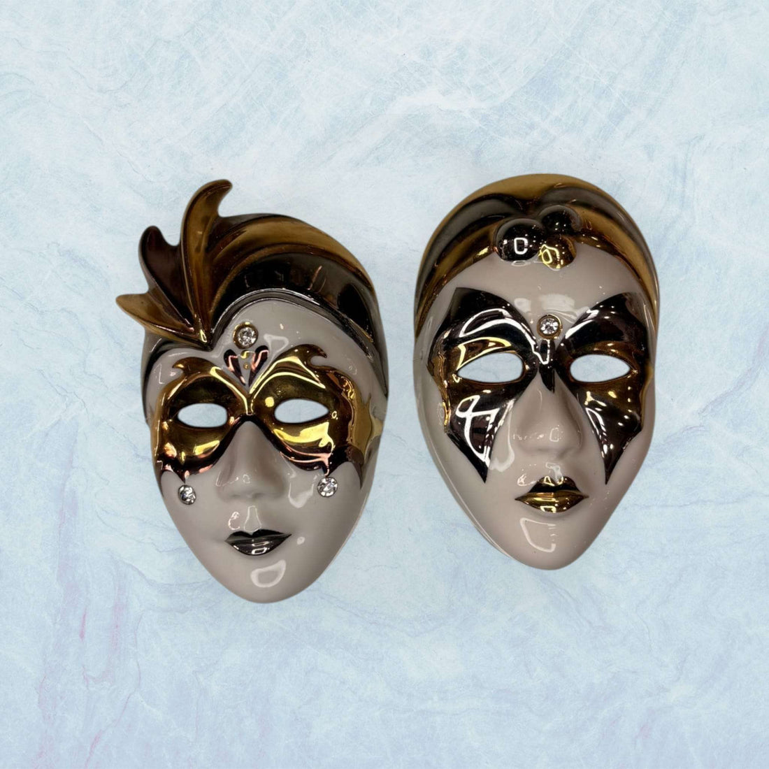 Máscaras de porcelana venecianas Galos y Ocer únicas en tonos dorados y plateados con incrustaciones brillantes, ideales para decoración artística.
