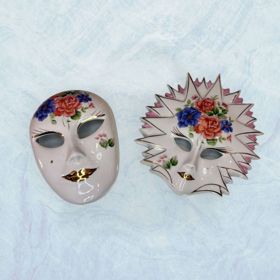 Máscaras de porcelana venecianas Galos y Ocer únicas en tonos dorados y plateados con incrustaciones brillantes, ideales para decoración artística.