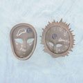 Parte trasera de máscaras de porcelana venecianas Galos y Ocer únicas con sello de fabricante, piezas decorativas para el hogar y jardín.