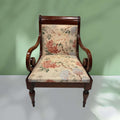 Sillón de madera con brazos curvos y tapizado floral clásico, diseño decorativo perfecto para espacios de estilo tradicional.