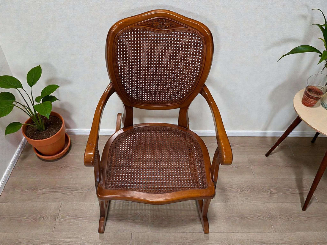 Mecedoras de madera con rejilla clásica antigua única