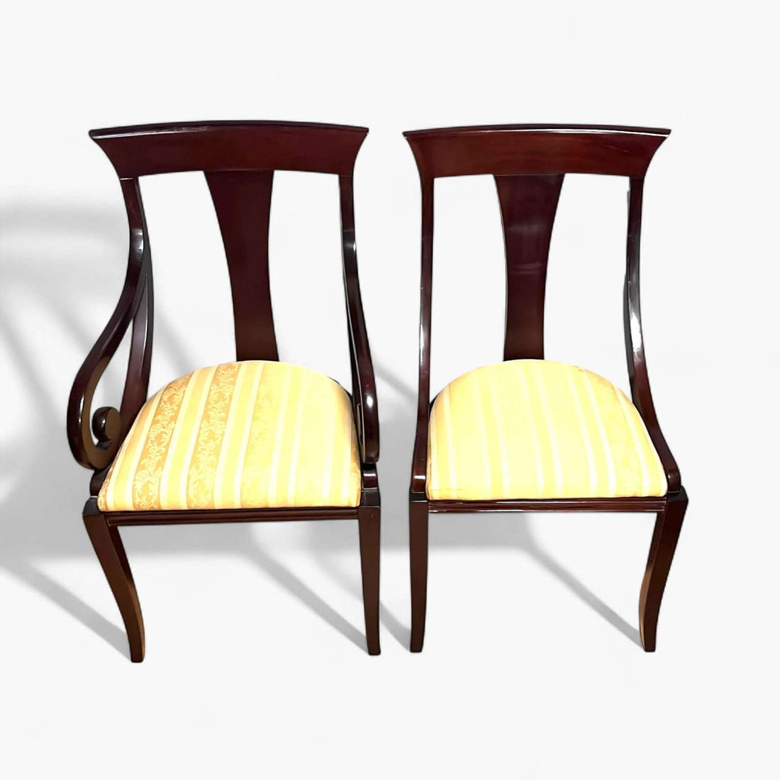 Lote de 8 sillas de caoba clásicas con sillones