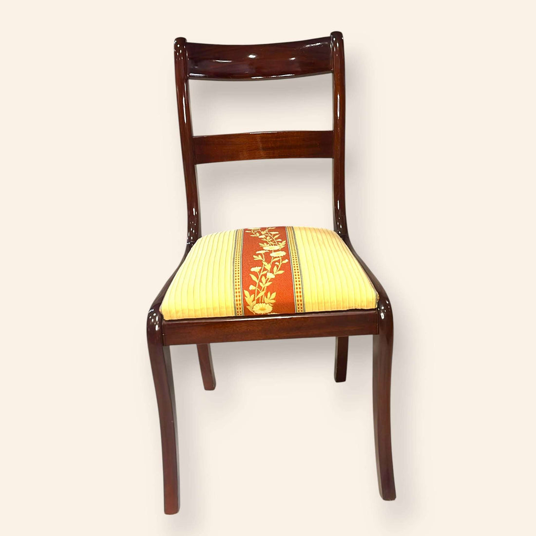 Lote de 4 sillas clásicas de caoba tapizadas