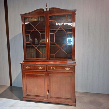 Vitrina de caoba clásica con puertas acristaladas