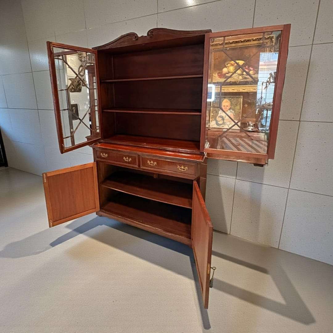 Vitrina de caoba clásica con puertas acristaladas