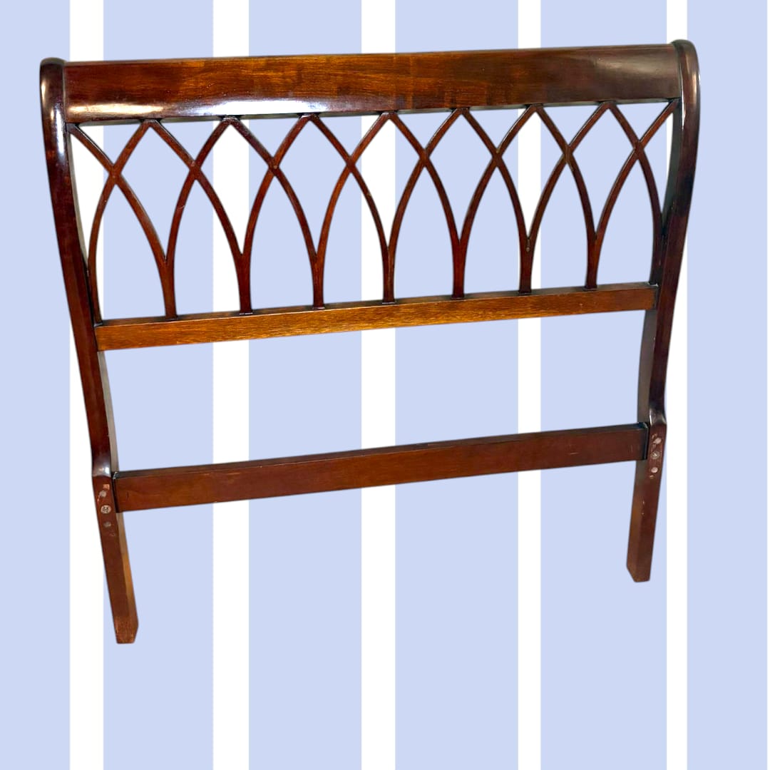 Cabecero de caoba clásico con diseño calado