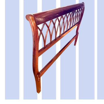 Cabecero de caoba clásico con diseño calado