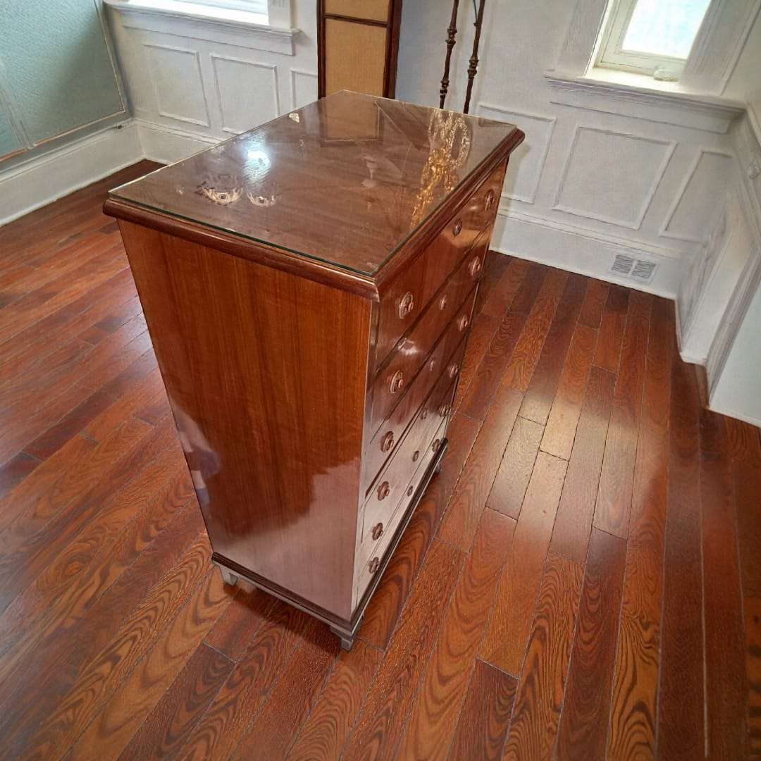 Cajonero clásico alto madera rechapada elegante