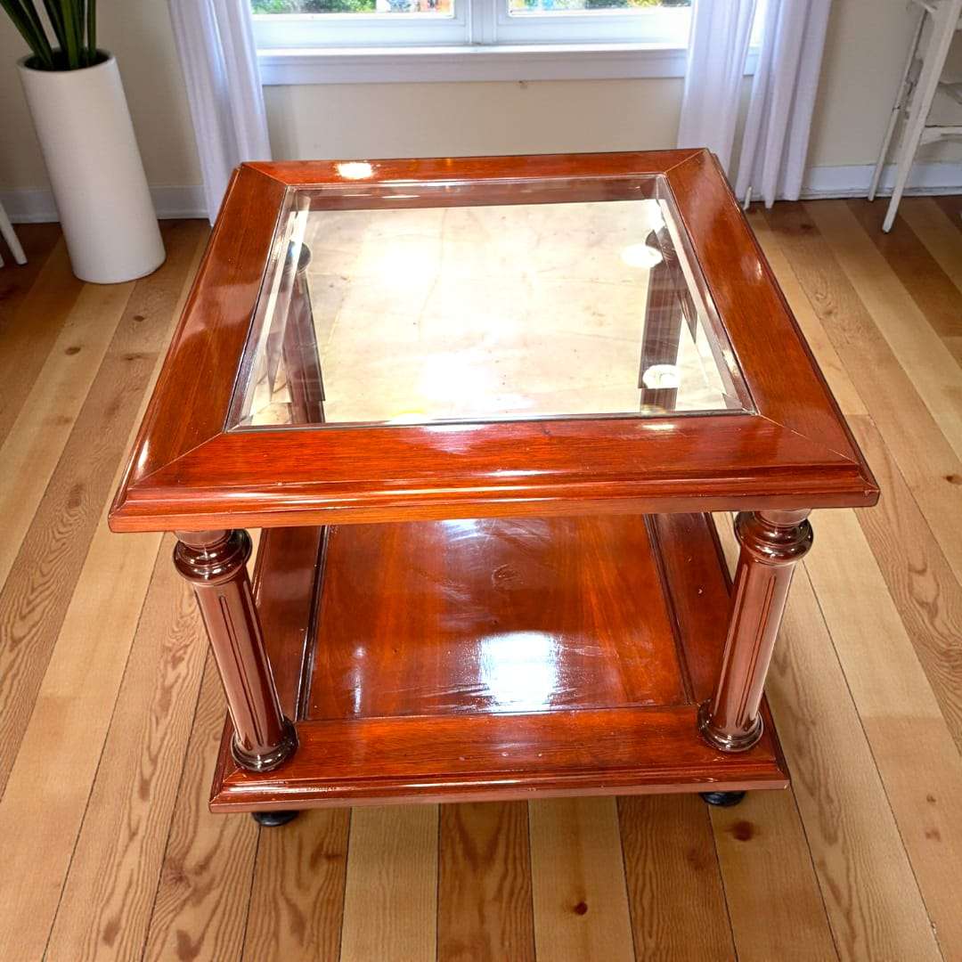 Mesa auxiliar de caoba con cristal biselado de 60 cm y ruedas ocultas, funcional y decorativa para el hogar.
