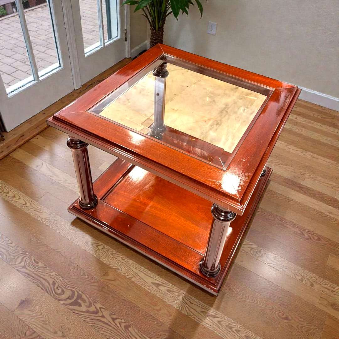 Mesa Auxiliar de Caoba con Cristal Biselado 60 cm con diseño clásico y balda inferior, ideal para decoración de salón elegante.