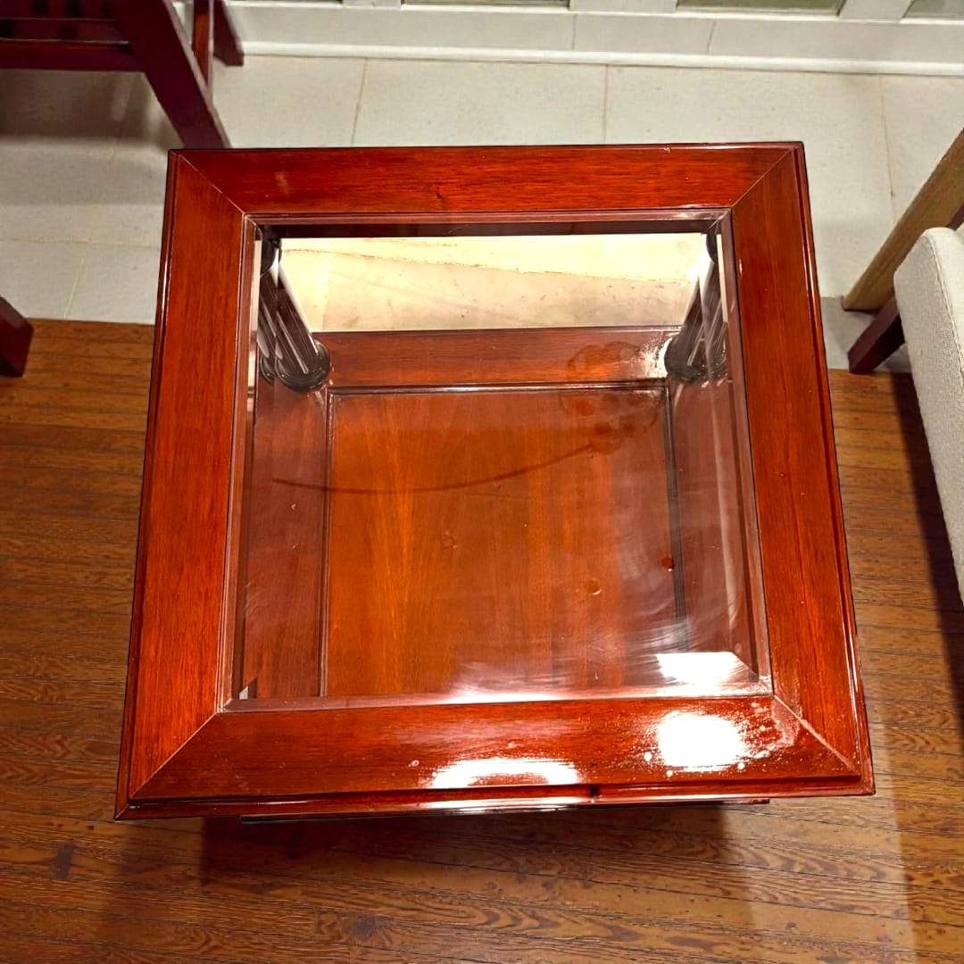 Mesa Auxiliar de Caoba con Cristal Biselado 60 cm con diseño clásico y balda inferior, ideal para decoración de salón elegante.