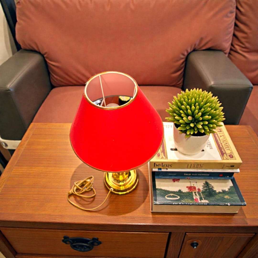 Lámpara sobre mesa metal pantalla burdeo claro 44 cm vista desde arriba, junto a libros y planta artificial en sala de estar acogedora.